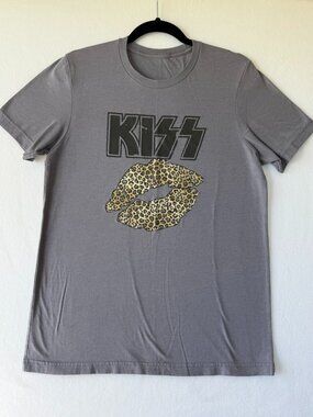 Gray Kiss Graphic Tee w/ Leopard Print Lips – Short Sleeve – No Size Tag